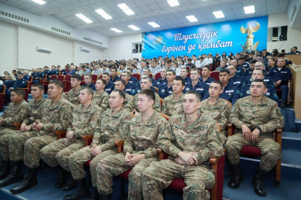 Заместитель министра внутренних дел — Главнокомандующий Нацгвардией поздравил полицейских с Днём Республики