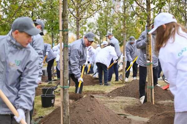 Токаев принял участие в экологической акции в Астане