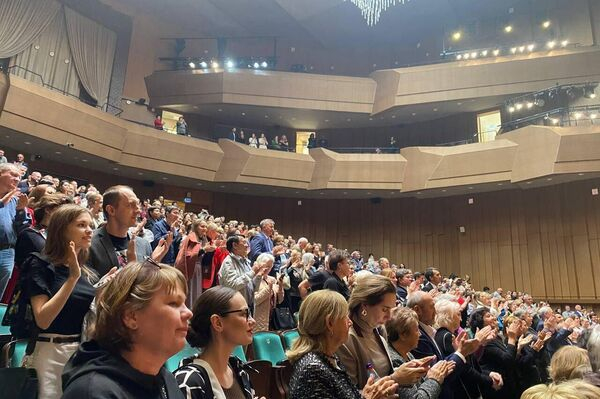 Гастроли московского "Театра на Трубной" с аншлагом прошли в Алматы Гастроли московского "Театра на Трубной" с аншлагом прошли в Алматы