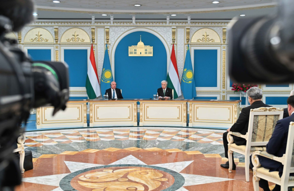 Президент Венгрии: Мы с большим интересом следим за процессом цифровизации в Казахстане
 
Президент Венгрии: Мы с большим интересом следим за процессом цифровизации в Казахстане