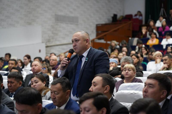 Марат Ахметжанов обсудил с жителями Атбасарского района итоги уборочной кампании и вопросы развития региона Марат Ахметжанов обсудил с жителями Атбасарского района итоги уборочной кампании и вопросы развития региона