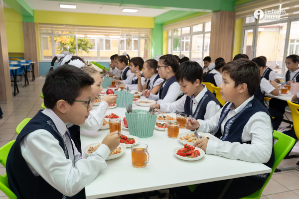 
Чем кормят в казахстанских школах после "оздоровления" детского меню – фоторепортаж Informburo

