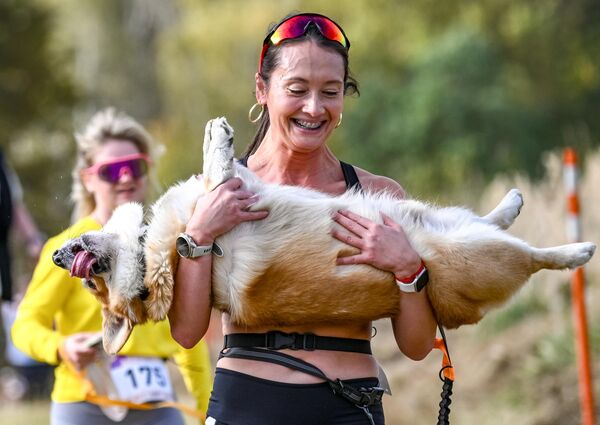 Гол с "закрытыми" глазами и удивлённый морж: забавные новости в фотографиях со всего мира
