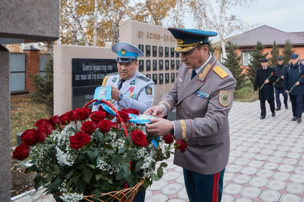Заместитель министра внутренних дел — Главнокомандующий Нацгвардией поздравил полицейских с Днём Республики