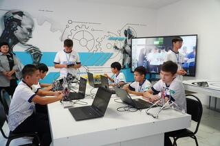 Марат Ахметжанов встретился со школьниками из села Кызылагаш, покорившим Италию своими роботами Марат Ахметжанов встретился со школьниками из села Кызылагаш, покорившим Италию своими роботами