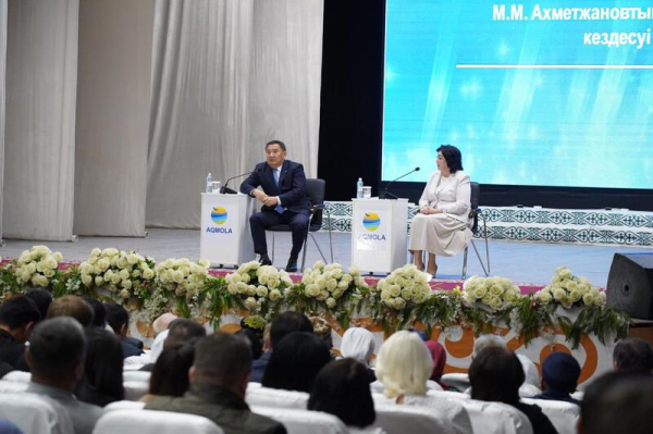 Марат Ахметжанов обсудил с жителями Атбасарского района итоги уборочной кампании и вопросы развития региона Марат Ахметжанов обсудил с жителями Атбасарского района итоги уборочной кампании и вопросы развития региона