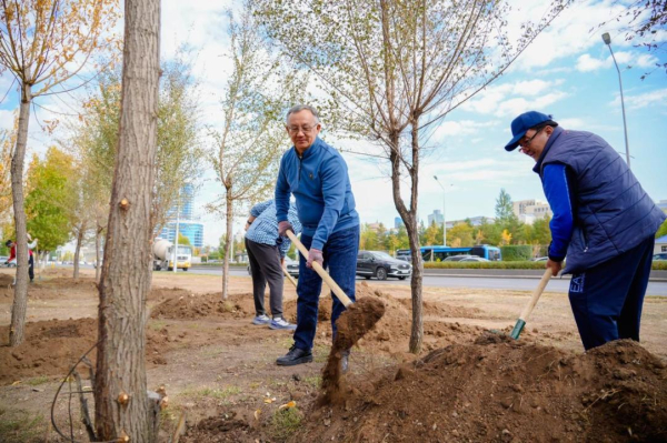 В Астане прошла масштабная экологическая акция по посадке деревьев