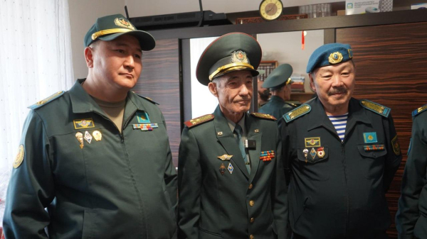 101-летний герой войны принимает поздравления в День Республики 101-летний герой войны принимает поздравления в День Республики