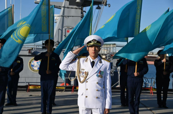 Военные моряки пронесли по Каспийскому морю Государственный флаг Казахстана Военные моряки пронесли по Каспийскому морю Государственный флаг Казахстана