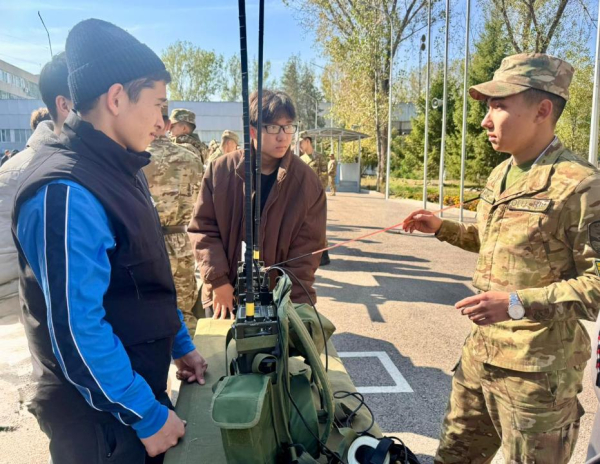 Более сотни алматинских школьников побывали в гостях у будущих офицеров