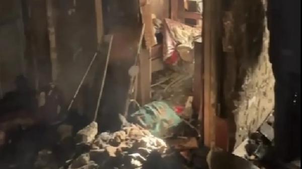 Троих детей из горящей квартиры спасли полицейские в Сатпаеве
 
Троих детей из горящей квартиры спасли полицейские в Сатпаеве