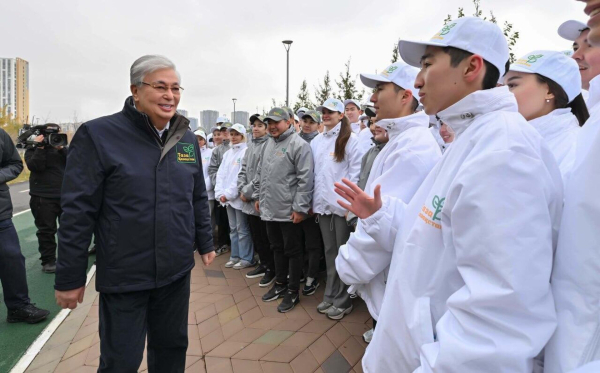 Токаев принял участие в экологической акции в Астане