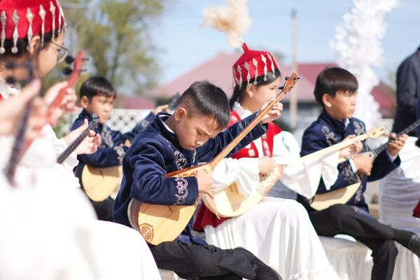 Мемориальную стелу установили на родине Нургисы Тлендиева в Алматинской области