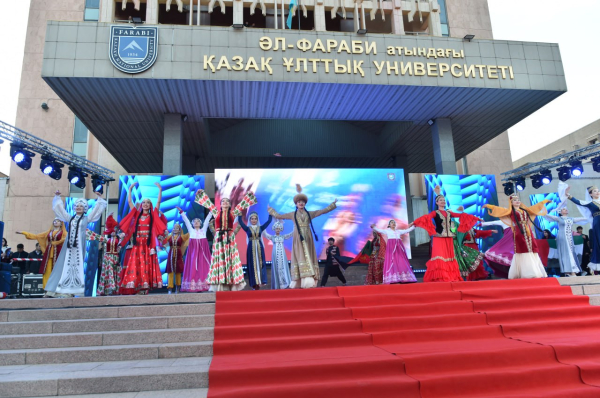 В КазНУ имени аль-Фараби прошла первая церемония посвящения в студенты с участием ИИ