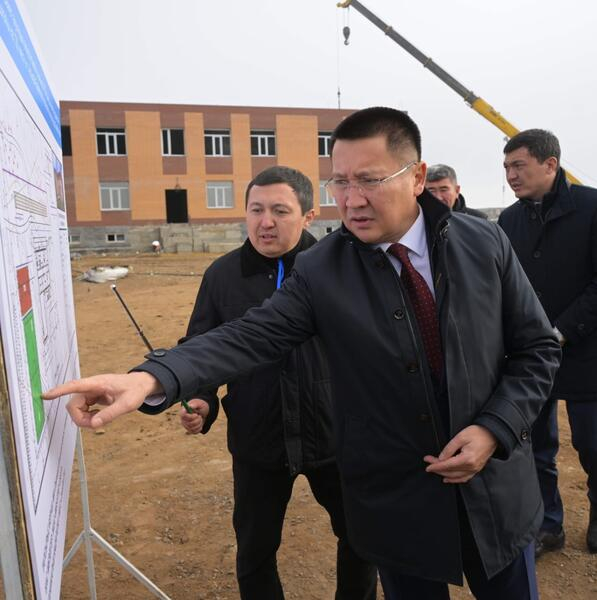 Аким Павлодарской области Асаин Байханов посетил село Атыгай близ Экибастуза, где проверил ход строительства новой школы Аким Павлодарской области Асаин Байханов посетил село Атыгай близ Экибастуза, где проверил ход строительства новой школы
