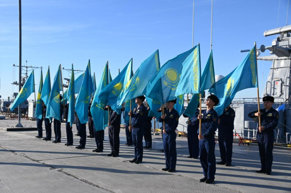 Военные моряки пронесли по Каспийскому морю Государственный флаг Казахстана Военные моряки пронесли по Каспийскому морю Государственный флаг Казахстана