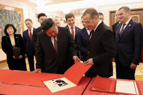 Дмитрий Медведев передал Ким Чен Ыну архивное письмо Ким Ир Сена Сталину