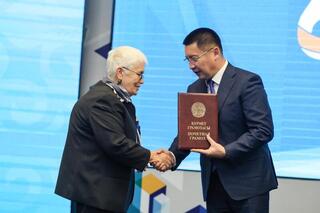 Аким Павлодарской области Асаин Байханов поздравил Торайгыров университет с 65-летием