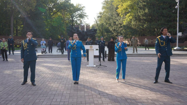 В Алматы тридцать призывников отправились служить в Десантно-штурмовые войска