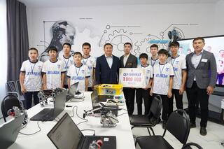 Марат Ахметжанов встретился со школьниками из села Кызылагаш, покорившим Италию своими роботами Марат Ахметжанов встретился со школьниками из села Кызылагаш, покорившим Италию своими роботами