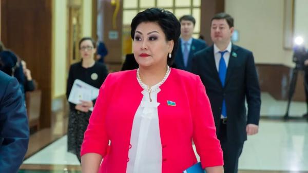 Получившую 7 лет колонии с отсрочкой экс-замакима Хаменову увидели на свадьбе: было ли нарушение
 
Получившую 7 лет колонии с отсрочкой экс-замакима Хаменову увидели на свадьбе: было ли нарушение