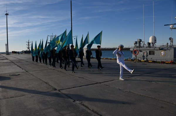 Военные моряки пронесли по Каспийскому морю Государственный флаг Казахстана Военные моряки пронесли по Каспийскому морю Государственный флаг Казахстана