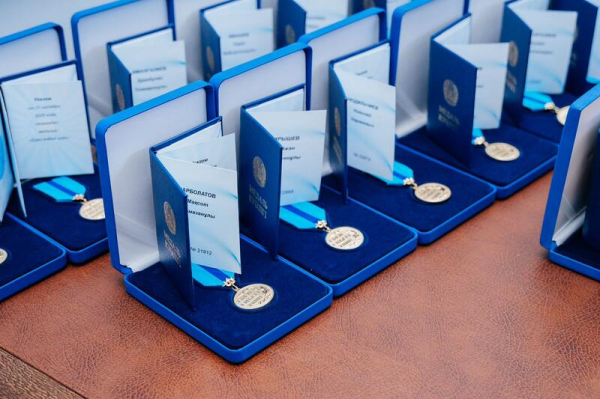 В Западно-Казахстанской области ко Дню Республики вручены государственные награды В Западно-Казахстанской области ко Дню Республики вручены государственные награды