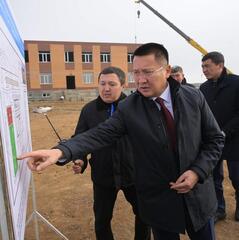 Аким Павлодарской области Асаин Байханов посетил село Атыгай близ Экибастуза, где проверил ход строительства новой школы Аким Павлодарской области Асаин Байханов посетил село Атыгай близ Экибастуза, где проверил ход строительства новой школы
