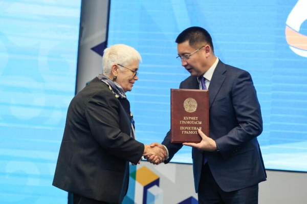 Аким Павлодарской области Асаин Байханов поздравил Торайгыров университет с 65-летием