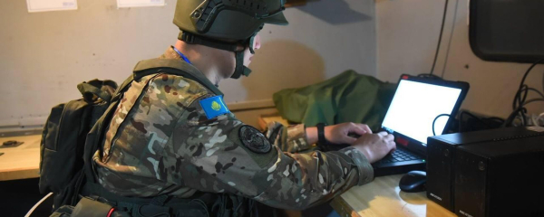 В Алматы солдат-срочник спрыгнул с многоэтажного дома