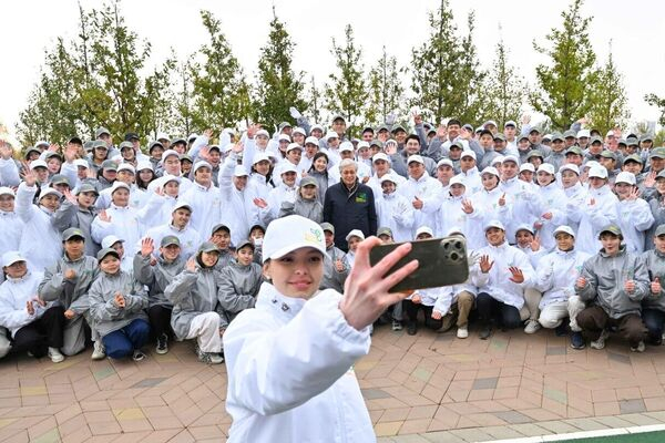 Токаев принял участие в экологической акции в Астане
