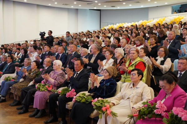 Лучшие педагоги Акмолинской области получили признание и награды ко Дню учителя