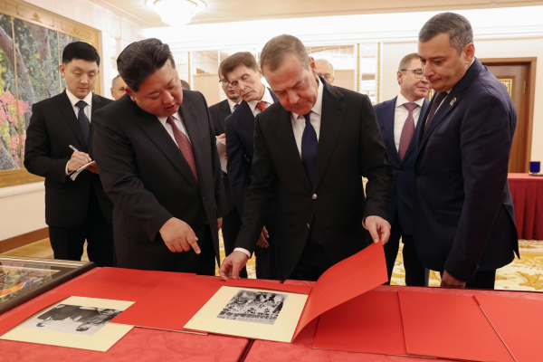 Дмитрий Медведев передал Ким Чен Ыну архивное письмо Ким Ир Сена Сталину