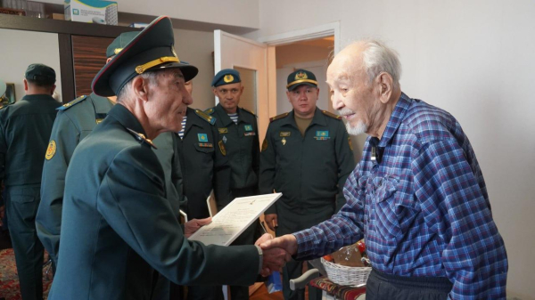101-летний герой войны принимает поздравления в День Республики 101-летний герой войны принимает поздравления в День Республики
