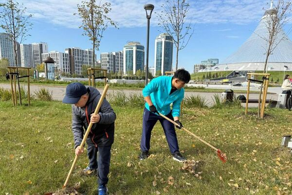 Токаев принял участие в экологической акции в Астане