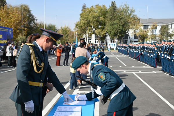 В Шымкенте воспитанники военного колледжа приняли «Клятву» В Шымкенте воспитанники военного колледжа приняли «Клятву»