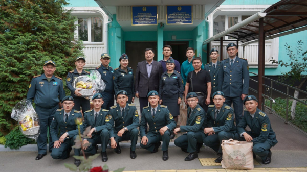 Военнослужащие навестили дом престарелых в Алматы