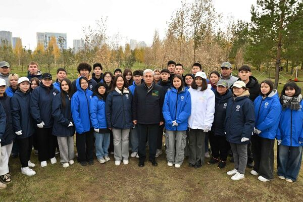 Токаев принял участие в экологической акции в Астане