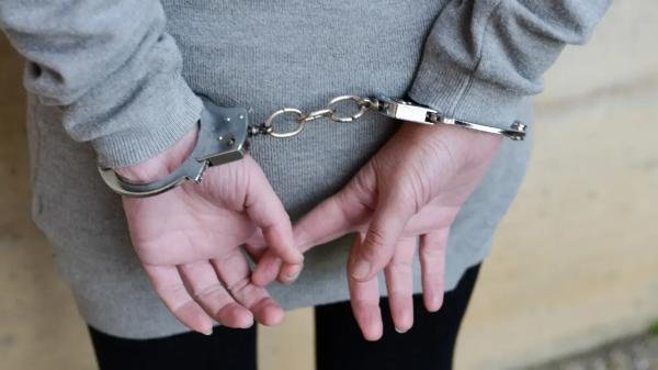 «Бывшая сотрудница банка». Женщину, подозреваемую в мошенничестве, задержали казахстанские полицейские