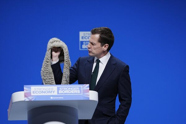 Гол с "закрытыми" глазами и удивлённый морж: забавные новости в фотографиях со всего мира