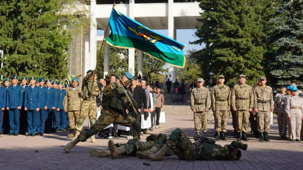В Алматы тридцать призывников отправились служить в Десантно-штурмовые войска