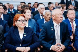 В Западно-Казахстанской области ко Дню Республики вручены государственные награды В Западно-Казахстанской области ко Дню Республики вручены государственные награды