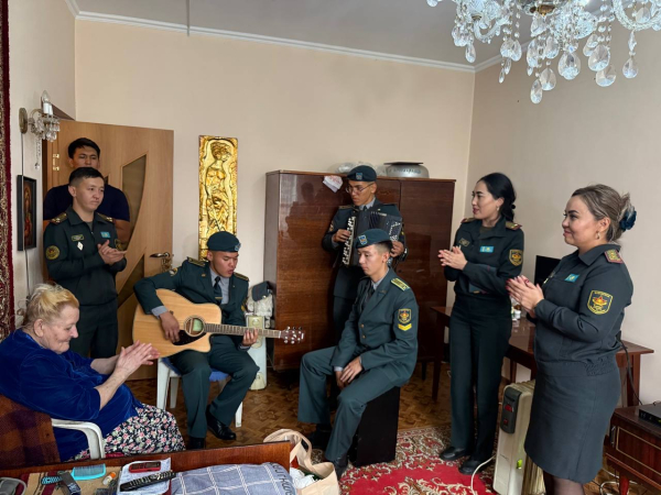 Военнослужащие навестили дом престарелых в Алматы