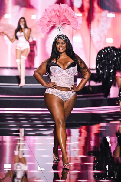 Ангелы вновь расправили крылья: откровенные фото с легендарного шоу Victoria's Secret-2025