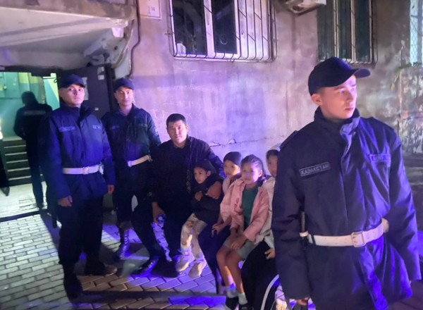 Гвардейцы в Шымкенте помогли эвакуировать жителей из задымлённого дома Гвардейцы в Шымкенте помогли эвакуировать жителей из задымлённого дома