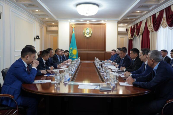 Аким Акмолинской области Марат Ахметжанов провёл встречу с председателем Совета директоров компании «Zijin Mining Group Co., Ltd.» Чэнь Цзинхэ Аким Акмолинской области Марат Ахметжанов провёл встречу с председателем Совета директоров компании «Zijin Mining Group Co., Ltd.» Чэнь Цзинхэ