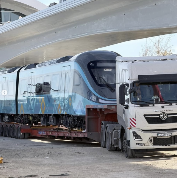 
Третий состав подняли на пути LRT в Астане
