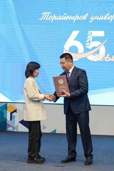 Аким Павлодарской области Асаин Байханов поздравил Торайгыров университет с 65-летием