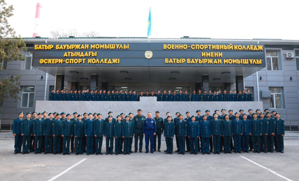 Министр обороны встретился с кадетами нового военно-спортивного колледжа Министр обороны встретился с кадетами нового военно-спортивного колледжа