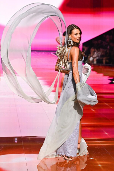 Ангелы вновь расправили крылья: откровенные фото с легендарного шоу Victoria's Secret-2025